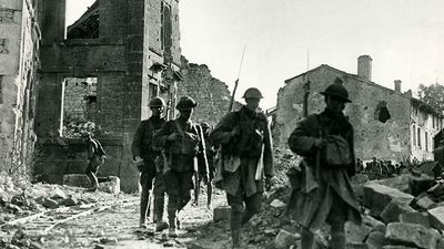 American infantry streaming through the captured town of Varennes, France, 1918.This place fell into the hands of the Americans on the first day of the Franco-American assault upon the Argonne-Champagne line. (World War I)