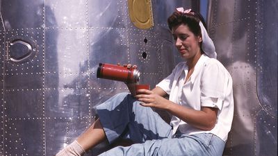 Girl worker at lunch also absorbing California sunshine, Douglas Aircraft Company, Long Beach, Calif.1942