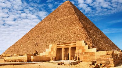 Great Pyramid of Cheops (Great Pyramid of Khufu) at Giza, Egypt. (Gizah)