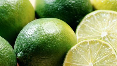 Close-up of limes. (citrus fruit; food)