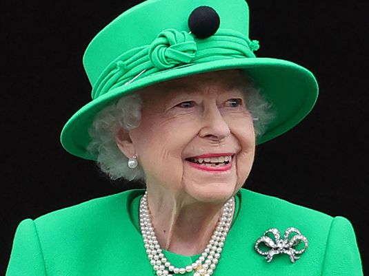 Britain's Queen Elizabeth II smiles to the crowd from Buckingham Palace (London, England) balcony at the end of the Platinum Pageant in London on June 5, 2022 as part of Queen Elizabeth II's platinum jubilee celebrations. The curtain comes down on four days of momentous nationwide celebrations to honor Queen Elizabeth II's historic Platinum Jubilee with a day-long pageant lauding the 96 year old monarch's record seven decades on the throne. (British royalty)