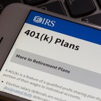 A phone screen displaying an IRS page about 401(k) plans.